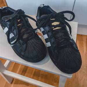 Adidas superstar skor som ej använts speciellt mycket. Dock har den en defekt på vänster sko (logga har skavts bort pga på/antagning). Nypris: 950. Storlek: US 5 (kring 37.5)