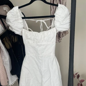 Studentklänning  - As fin klänning ifrån zara! Lite skrynklig men lätt att göra något åt😊😊använd nåra gånger