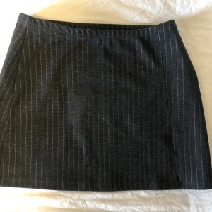 Fin kjol - Fin kjol från pull and bear, bara används två gånger och i perfekt skick! Midjemått 34,5 rakt över men stretchig, längd 34. Pris kan diskuteras vid snabb affär kolla gärna in mina andra varor! 