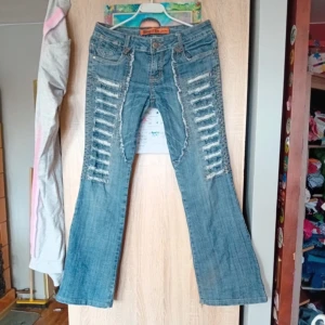 assss snygga lågmidjade jeans - önska så att dessa jeans passade mig men gjorde tyvärr inte det. Jeansen har jätte coola slitningar,hör av dig om du har frågor!!