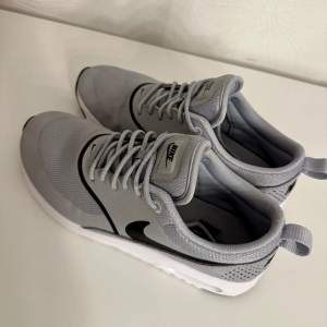 Nike skor i modellen Air max thea, dom är använda som inneskor så väldigt rena och fina, perfekta att ha som gymskor, storlek 38🩶