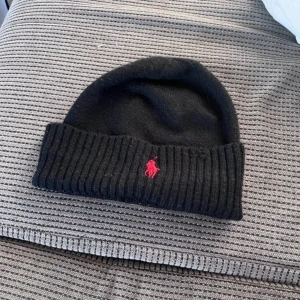 Ralph lauren mössa - Tja Säljer en Ralph lauren mössa som inte används inköpt för ca 600kr säljer för 150kr. Bra skick