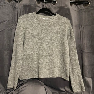 Stickad tröja  - Ganska tunn grå stickad tröja från JDY💞
