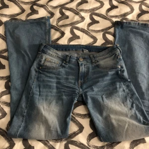 Lågmidjade bootcut jeans - Lågmidjade bootcut jeans i fint skick. Har sytt dem lite mer lågmidjade men har inte klippt så det går att sprätta upp så de blir som vanligt igen. Små i storlek, passar 36/38