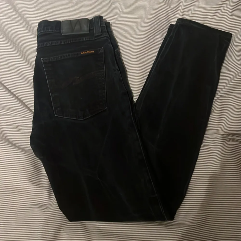 Nudie jeans i storlek W30 L32 i färgen mörkblå! Mycket bra skick! Skriv gärna vid frågor. Jeans & Byxor.