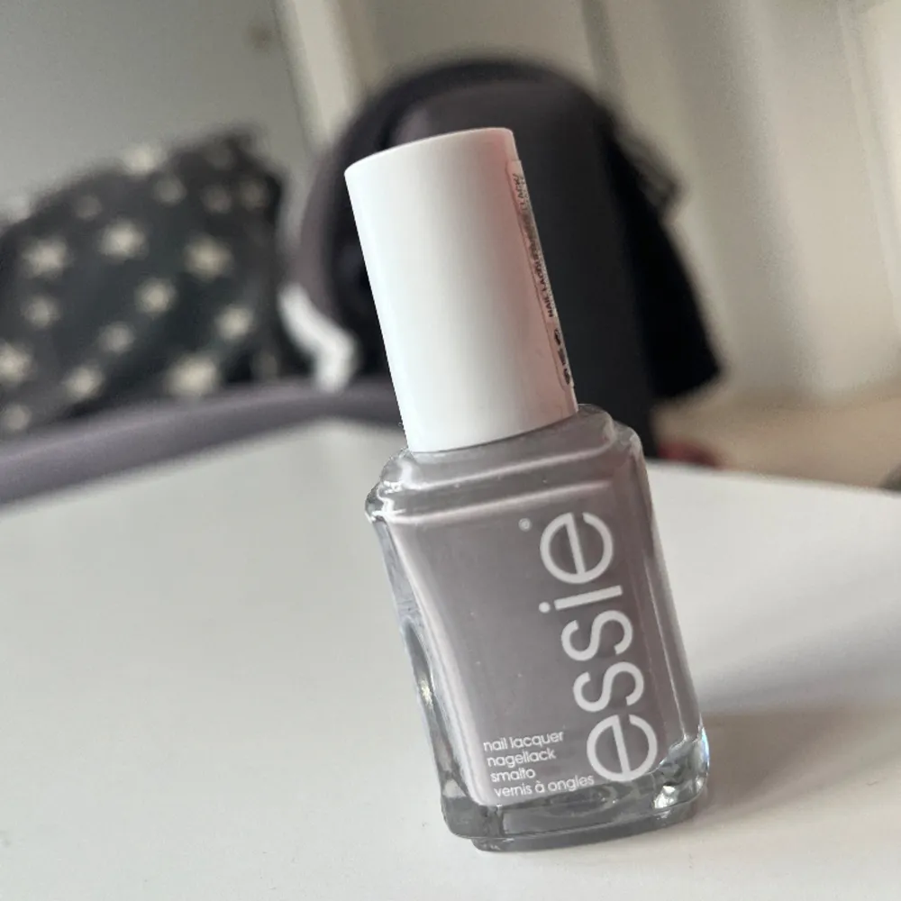 Säljer ljusgrått nagellack billigt från Essie, endast använt en gång! Superfin färg, svarar&postar direkt 🫶🏻 använd gärna ”KÖP NU”. Övrigt.