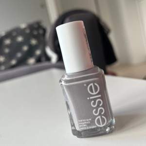 Säljer ljusgrått nagellack billigt från Essie, endast använt en gång! Superfin färg, svarar&postar direkt 🫶🏻 använd gärna ”KÖP NU”