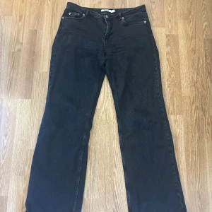 NA-KD JEANS - Ett par lågmidjade svarta jeans från na-kd. De är tyvärr försmå för mig. 