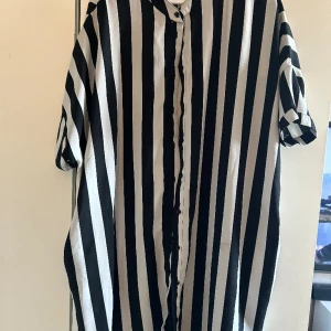 Svartvit-randig klänning - Svart-vit-randig kortärmad klänning. Nyskick. 