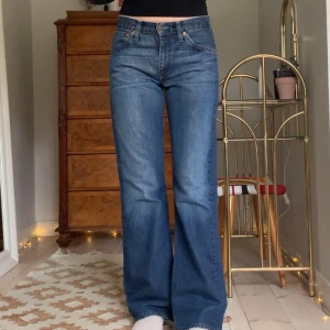 Vintage Levi’s - Mellanlåga raka/utsvängda jeans från Levi’s! Jag är 173 cm, midjemåttet är 76 cm och innerbenslängden 80 cm 🤍