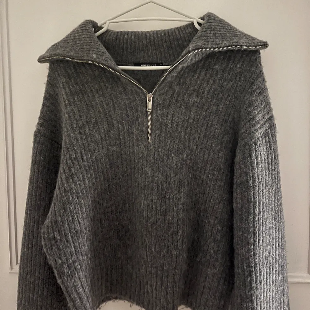 Jättefin grå stickad tröja med halv zip från ginatricot, som ny!!💗. Tröjor & Koftor.