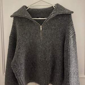 Jättefin grå stickad tröja med halv zip från ginatricot, som ny!!💗