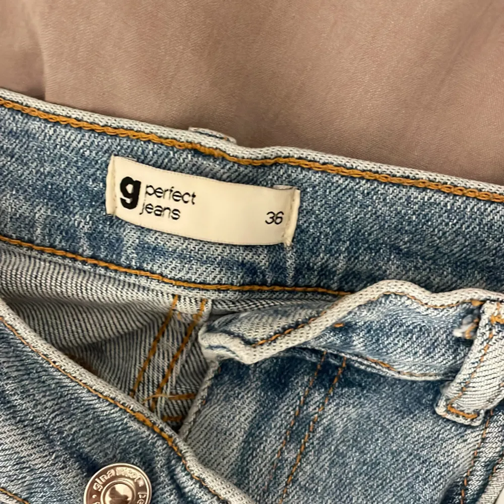 Sköna, stretchiga jeans i strl 36 från Gina Tricot. Köpta för 599kr för 2 år sedan! Säljer få de inte längre är min smak, men väldigt sköna och passar både en strl upp och ned!💕💕. Jeans & Byxor.