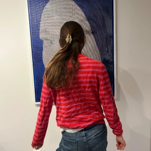 Rosa Orange randig stickad tröja  - En Rosa och Ornage randig tröja från Zara Storlek M och är väldigt gosig💕💕🧡