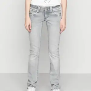 säljer ett par pepe jeans i storlek 25x30, längden är bra för ca 157 cm. Säljer för de har blivit för små, knappt använda☺️ köpta på plick förra året så redan använda innan! hör av dig för fler bilder💗 köptes för 500kr och pris kan diskuteras☺️