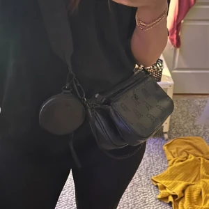 Avtagbar cross body Väska Steve Madden  - Crossbody väska från Steve Madden. Går även att ta av och göra till en mini handväska 