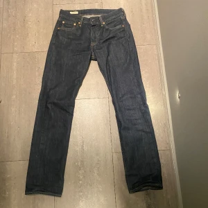 Levis 501 - Levis jeans 501 dom är som nya w28 L32 fraktkostnad tillkommer.