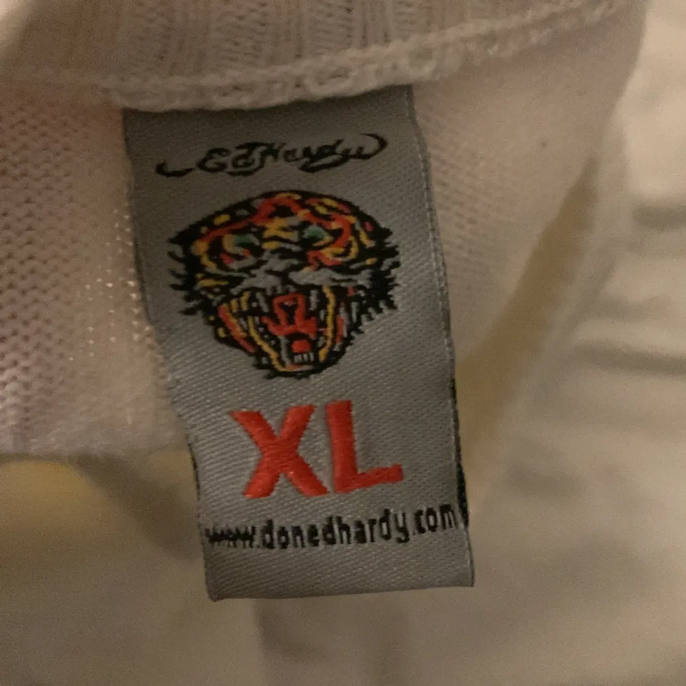 Ed Hardy tröja i XL nån jätte liten fläck man knappt ser och nån liten diamant har ramlat av men annars jätte fin!. Tröjor & Koftor.