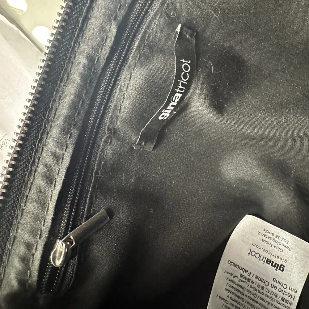 Väska i skinnimitation från Gina tricot, med innerfack. Använd fåtal gånger, inga skador. :). Väskor.