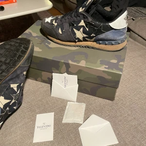  Valentino rock runners - Ett par Valentino rock runners i en sällsynt färg kombo nypris ca 6000 mitt pris 2300”sick 8/10 