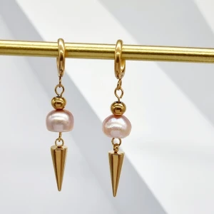 Handgjorda örhängen  - Handgjorda fina  örhängen  🖤Gjord i bra kvalitet 💎●Material-100% rostfritt stål och  havets pärlor●Örhängeskrokar -rostfritt stål. Nickel fri. Längd -5cm ●