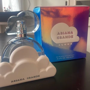 Cloud Ariana Parfym 100 ml - Ariana Grande Parfym helt oanvänd, har bara testat en gång men kan ej returnera pga bruten förpackning. 