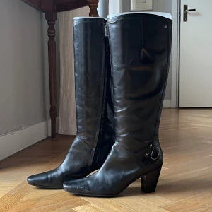 Stövlar - Stövlar strl 40, slitage klack enligt bild