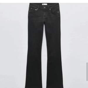 Superfina jeans ifrån zara i deras mid rise boot modell💓storlek 38. De är sprätta nertill vilket gör dom lite längre och passar mig som är 175