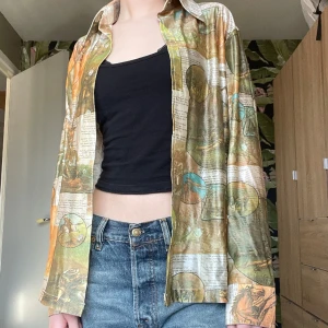 Superhäftig skjorta  - Skjorta från ”Robert Bruce” med väldigt coolt tryck/mönster av urbefolkningen.  Köpt på second hand i Frankrike. Fantastiskt skick. Passar XXS-S