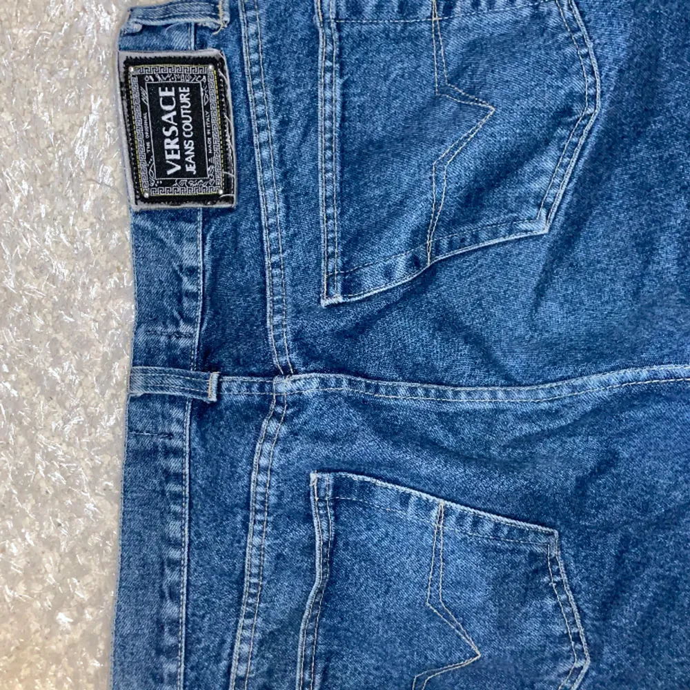 Vintage Versace-jeans. Orginalknapparna är fortfarande på. Osäker vad modellen kallas, ifall det är raka jeans. Hör av er ifall ni undrar något!. Jeans & Byxor.