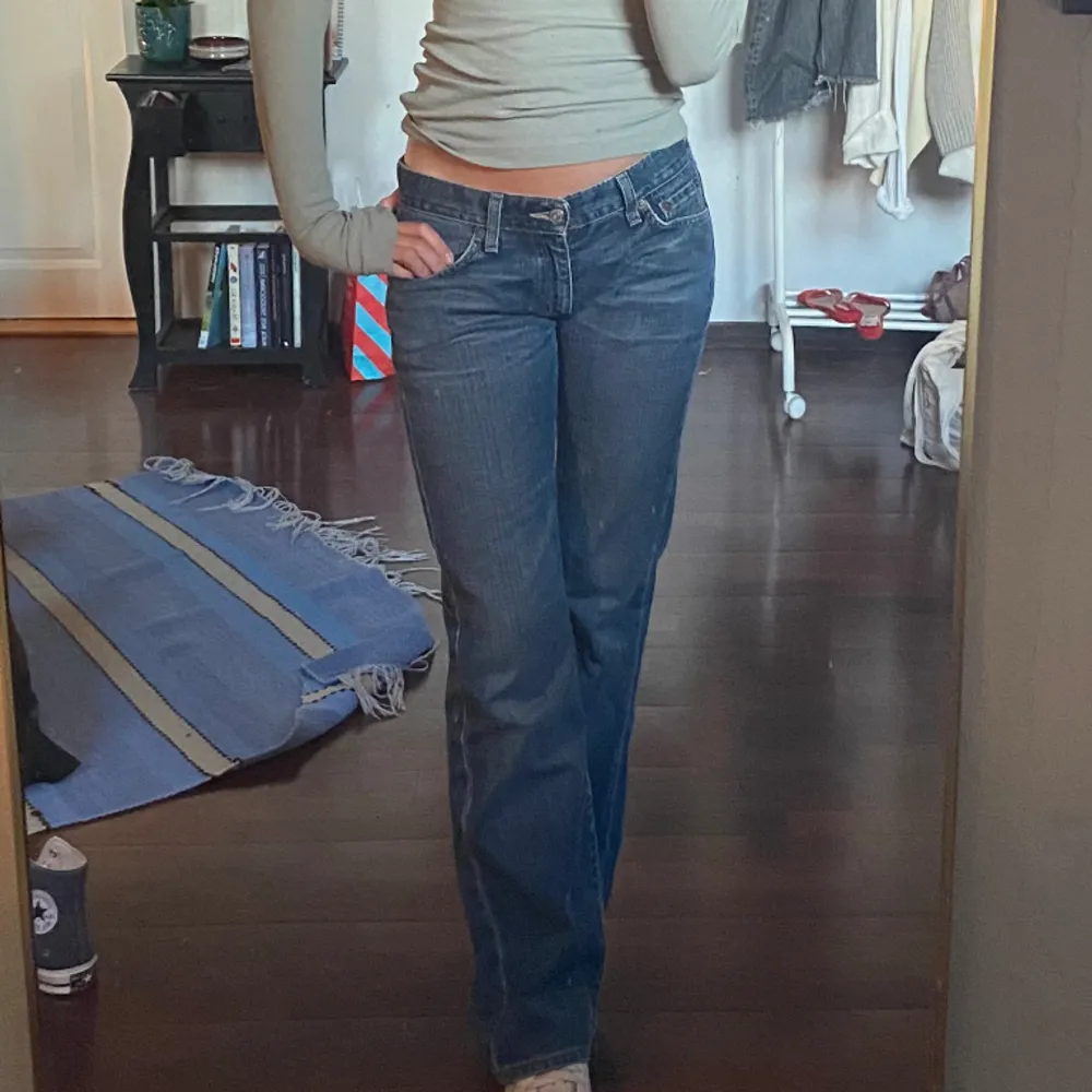 Skitcoola lågmidjade crocker jeans! Riktigt fin färg och sitter helt perfekt🙌🏼💃🏼Säljer då jag inte får användning för dem❤️. Jeans & Byxor.