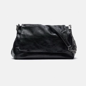 Väska - Funderar på att sälja denna väska från Zara. Den är bra skick och vill ni se mer detaljerat på väska så är det bara att skriva☺️ Den är rymlig så du får plats med mycket👌🏻