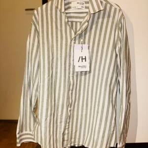 Helt ny & oanvänd  - Skjortan har inte kommit till användning längre, håller på att rensa skåpet  och vill bli av med de mesta.  Nypris:600kr Kom gärna med bud 😊 