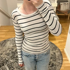 Vit svart randig tröja - Väldigt fin tröja i bra skick, dock hyfsat använd. Storlek XS från gina