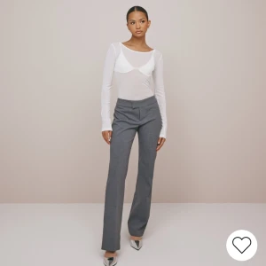 Low waist kostymbyxa - Dessa fina kostymbyxor säljer jag för de tyvärr blivit för stora. De har inga fickor men de sitter jätte fint  köptes för 399kr