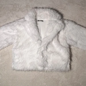 Pälsjacka vit - Fin pälsjacka i vit.  Fick i julklapp förra året men inte riktigt min stil, men helt oanvänd.  Storlek S men skulle även kunna passa en M. 