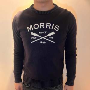 Nu säljer vi denna riktigt snygga Morris tröjan för dig som vill sticka ut i mängden! Köp den nu för endast 449kr!