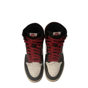 Hightop jordan 1 - Gamla jordan 1 highs jag hitta vill ba bli av me dom retail e typ 4k eller nåt strl 46 dom e ganska använda men jag tvättar dom helt fixar laces och uncreasar dom