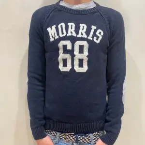 Tröja Morris   Modell: 184cm & väger 73kg Storlek: S Skick: 6/10 nopprig och missfärgad  Material: Bomull  Skriv om ni har frågor! 