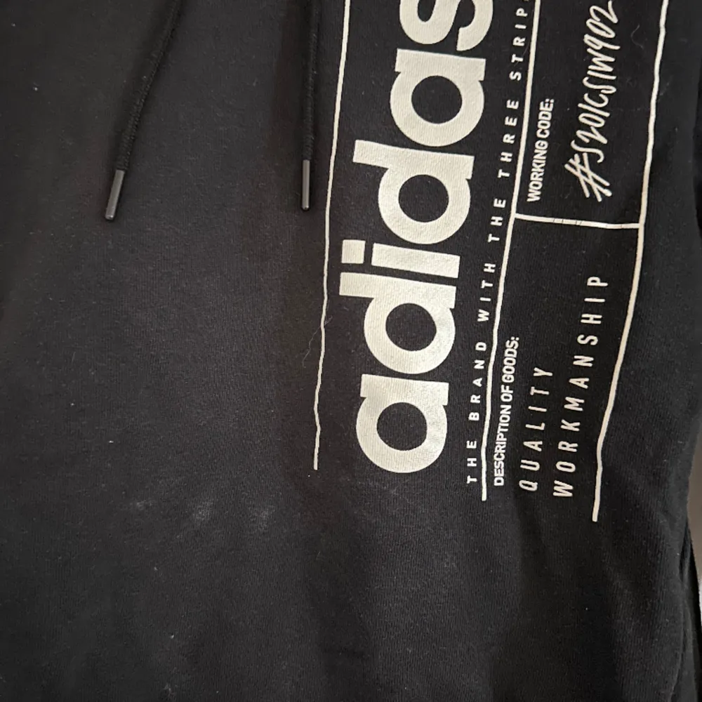 Säljer svart adidas hoodie, tröjan är i okej skick (har en liten fläck men inget som syns tydligt). Säljs då den inte kommer till användning längre💗 köpt från stadium (vet inte  nypris men kan gissa på runt 400kr). Hoodies.