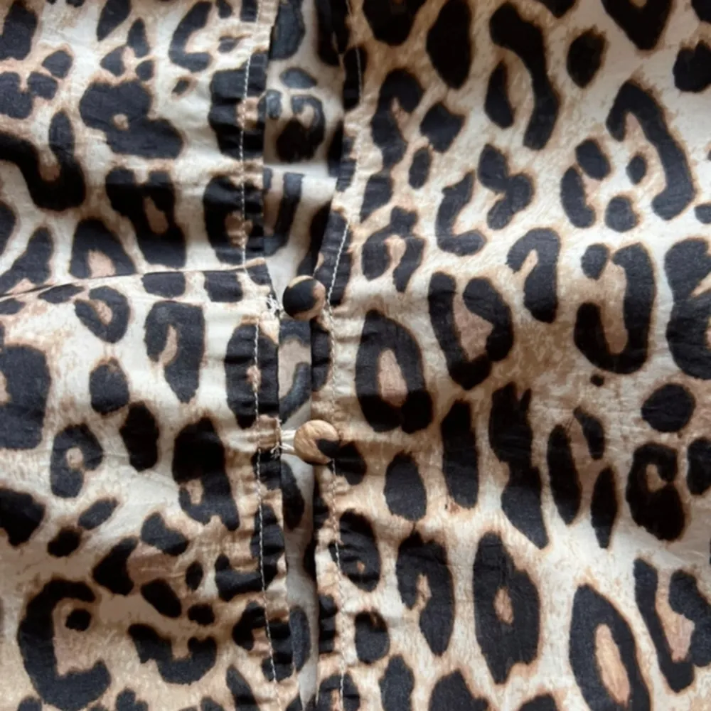 Sååååå galet snygg blus/topp i leopard print , puffärm och peplum modell. Väldigt Ganni inspirerad!😍 knappar med öppning som man kan ha både fram till eller längs ryggen. Så fin men tyvärr för stor på mig🙃🐆🐆 priset kan diskuteras!. Blusar.