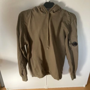 C.P Company hoodie - Militärgrön hoodie från C.P Company i gott skick. Storlek M passar även S