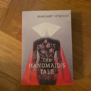 The Handmaids tale Margaret atwood - The Handmaids tale Margaret atwood storpocket i fint skick.