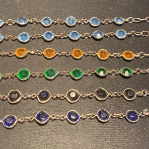 Armband - Armband i olika färger finns att hämta i Hökarängen.  Kan stela in olika storlekar.