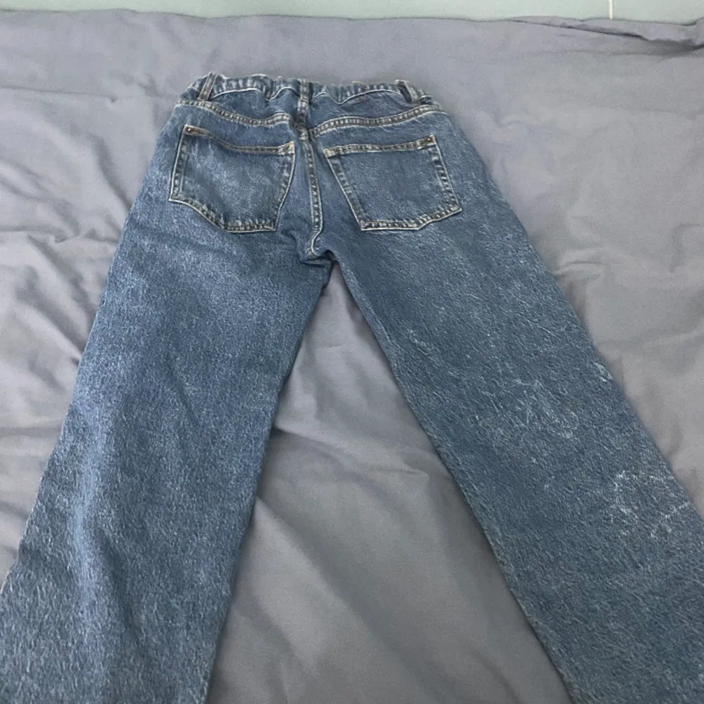 Jag säljer mina Lindex jeans pågrund av att dom har blivit för små. Bra skick.  Storlek 140cm 9-10y. Jeans & Byxor.