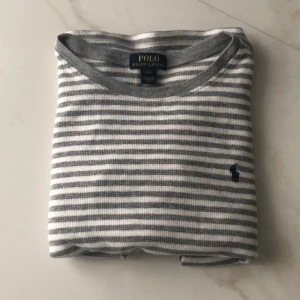 Polo Ralph Lauren Sweater ungdom strl l (14-16) ungdom  - Riktigt fin raffe sweater. Är i bra skick och har inga hål eller stora fläckar. 100% äkta ! För ungdomar l (14-16). Skriv om du har frågo🤩