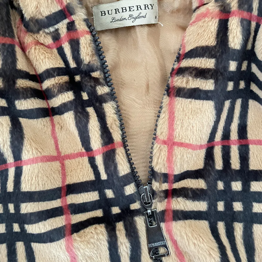 Hej! Säljer min burbbery zip hoodie som jag köpte utomlands för cirka 1 år sedan. Den är nästintill aldrig använd. Den är limiterad samt autentisk. Passar både herr och dam. Byten kan vara intressanta. . Tröjor & Koftor.