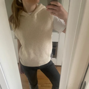 Stickad väst - Säljer jättefin stickad väst!