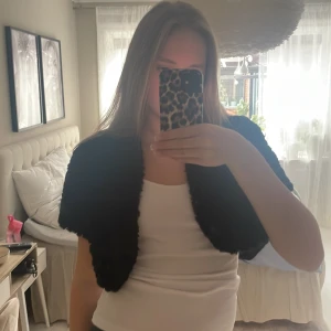 Bolero - Säljer min super fina bolero, använd ett par fåtals gånger och säljer då den inte riktigt kommer till användning. Har ni fler frågor eller funderingar så skriv❤️ använd er gärna av köp nu❤️