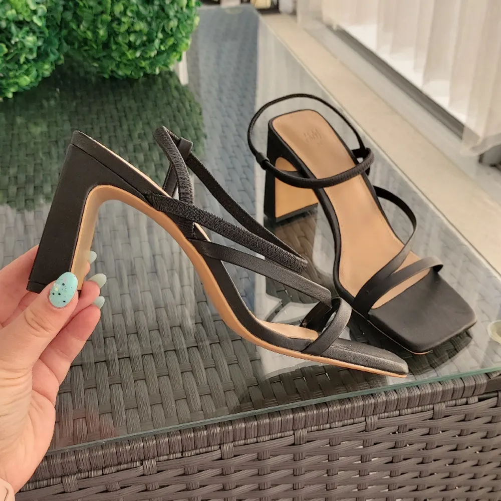beautiful new sandals ordered through the website online ☺ this model fits someone with a narrower foot, that's why I'm selling them . Skor.
